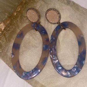 Baublebar hoop with details in blue and white
